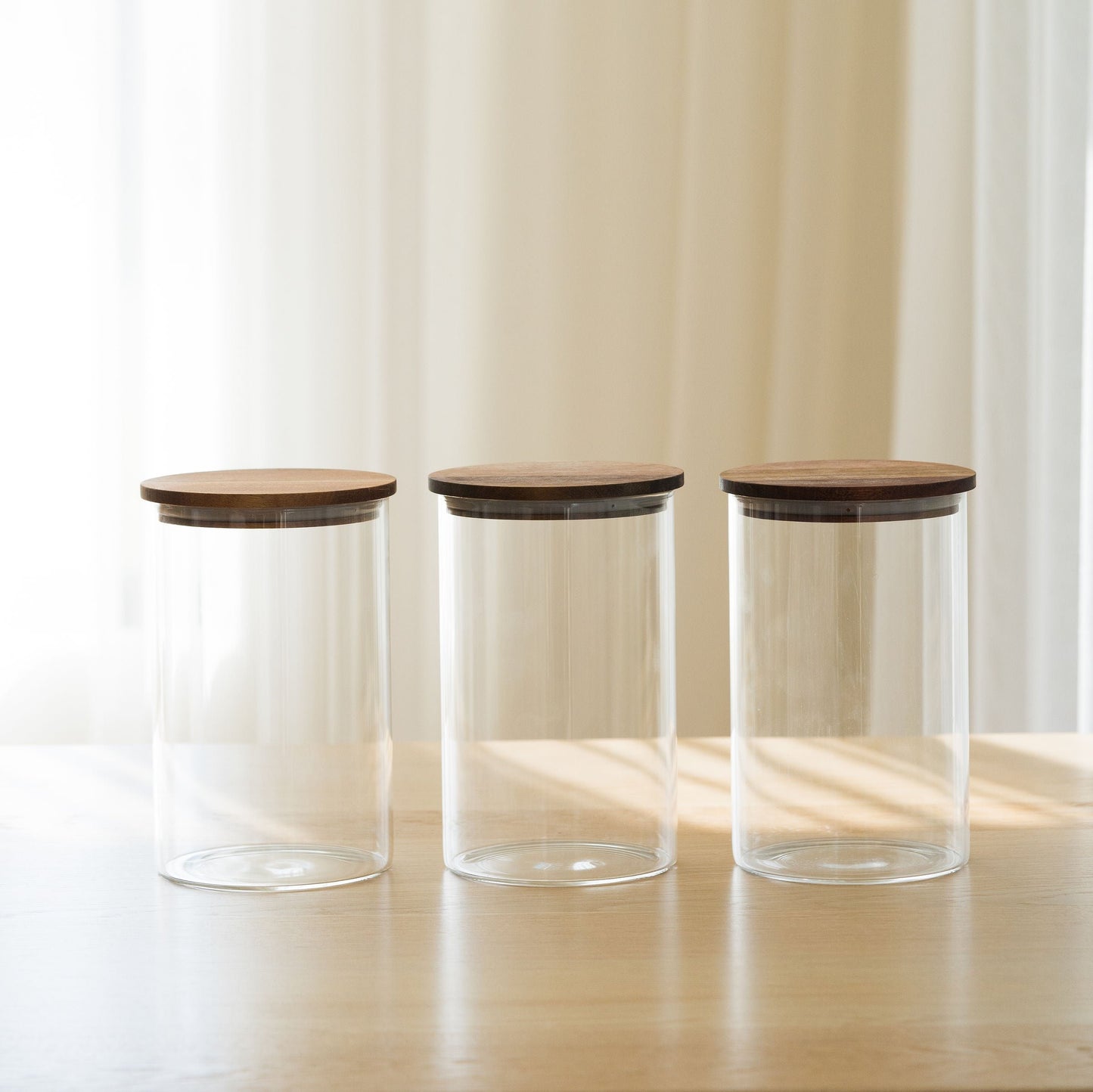 Trio de grands bocaux en verre OBI sur un comptoir de cuisine bien organisée