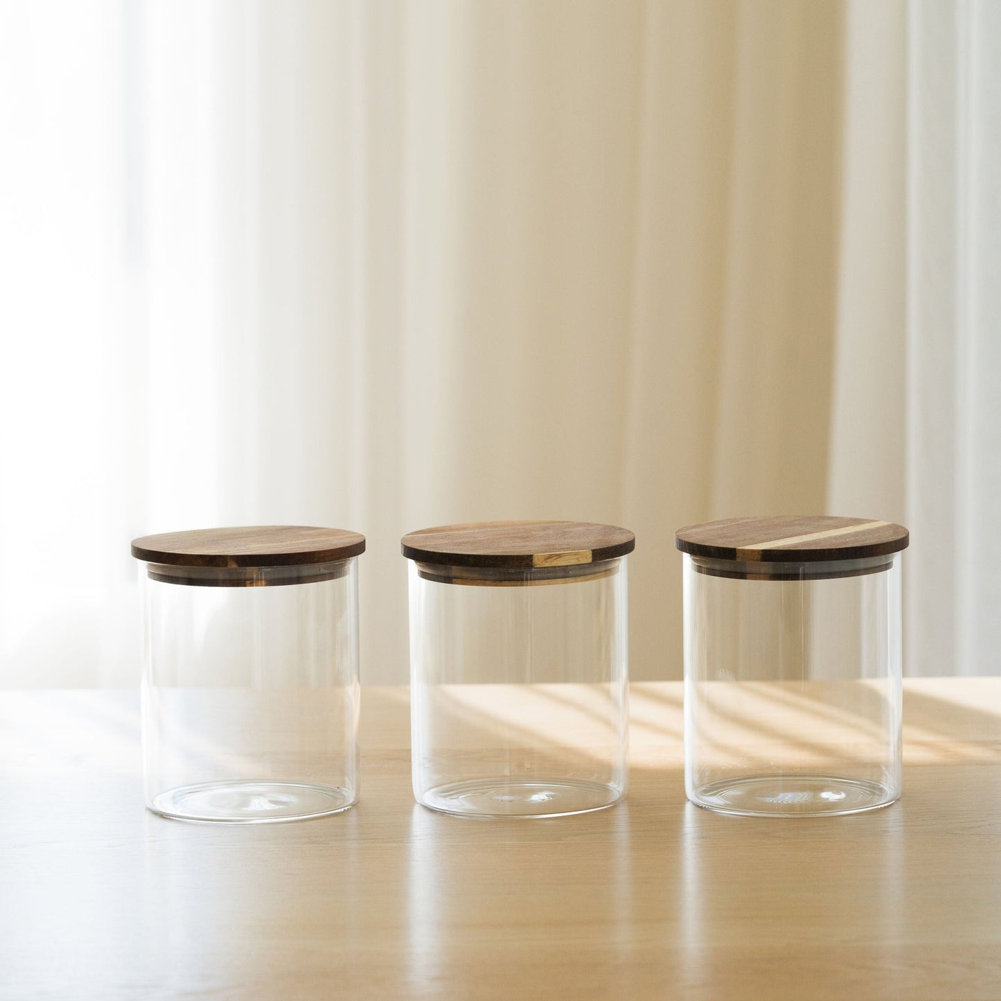Trio de moyens bocaux en verre OBI sur un comptoir de cuisine bien organisée