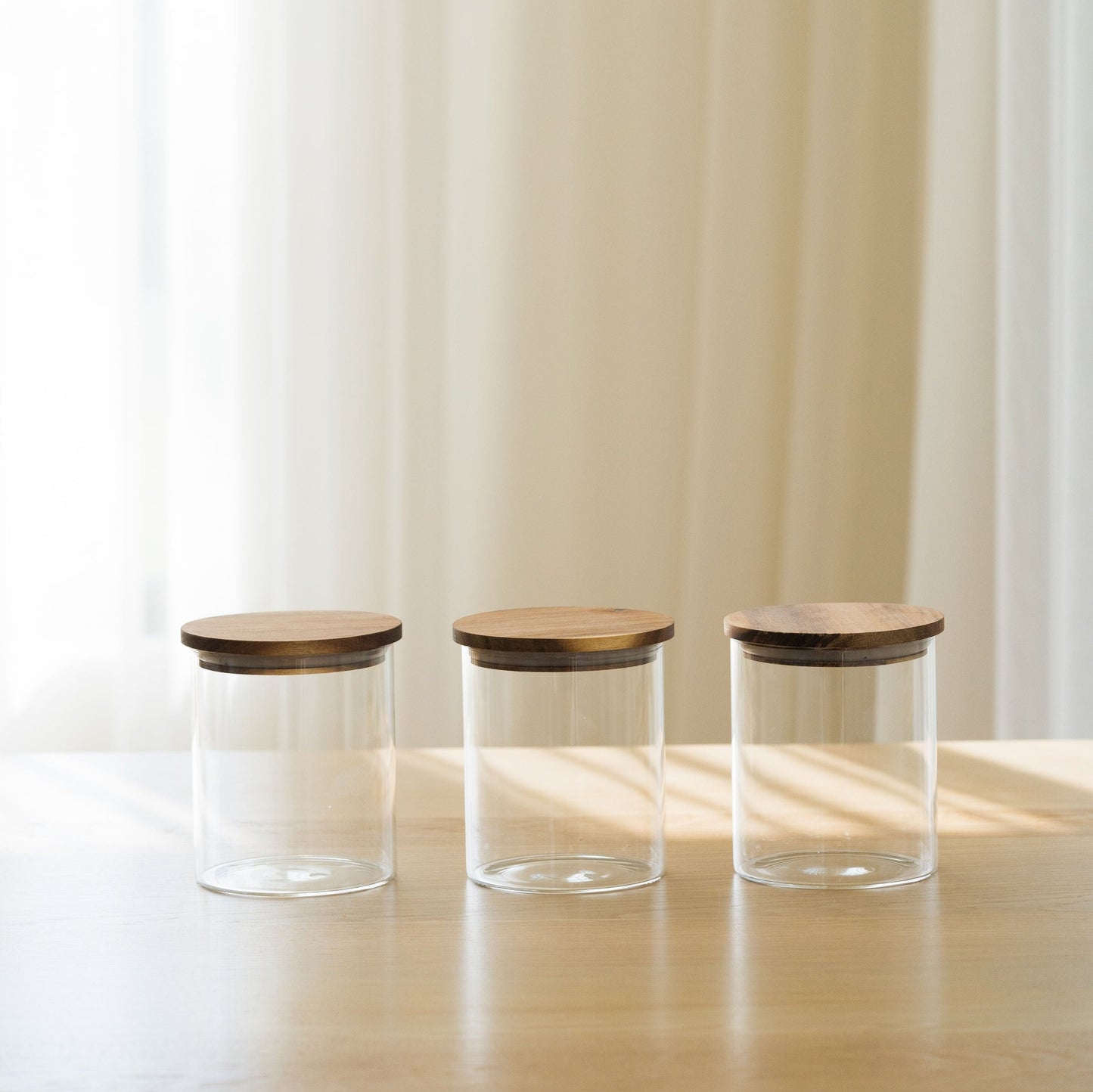 Trio de petits bocaux en verre OBI sur un comptoir de cuisine bien organisée