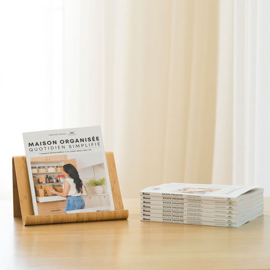 Couverture du livre Maison organisée, quotidien simplifié par Gabrielle Breton avec pile de livres à côté