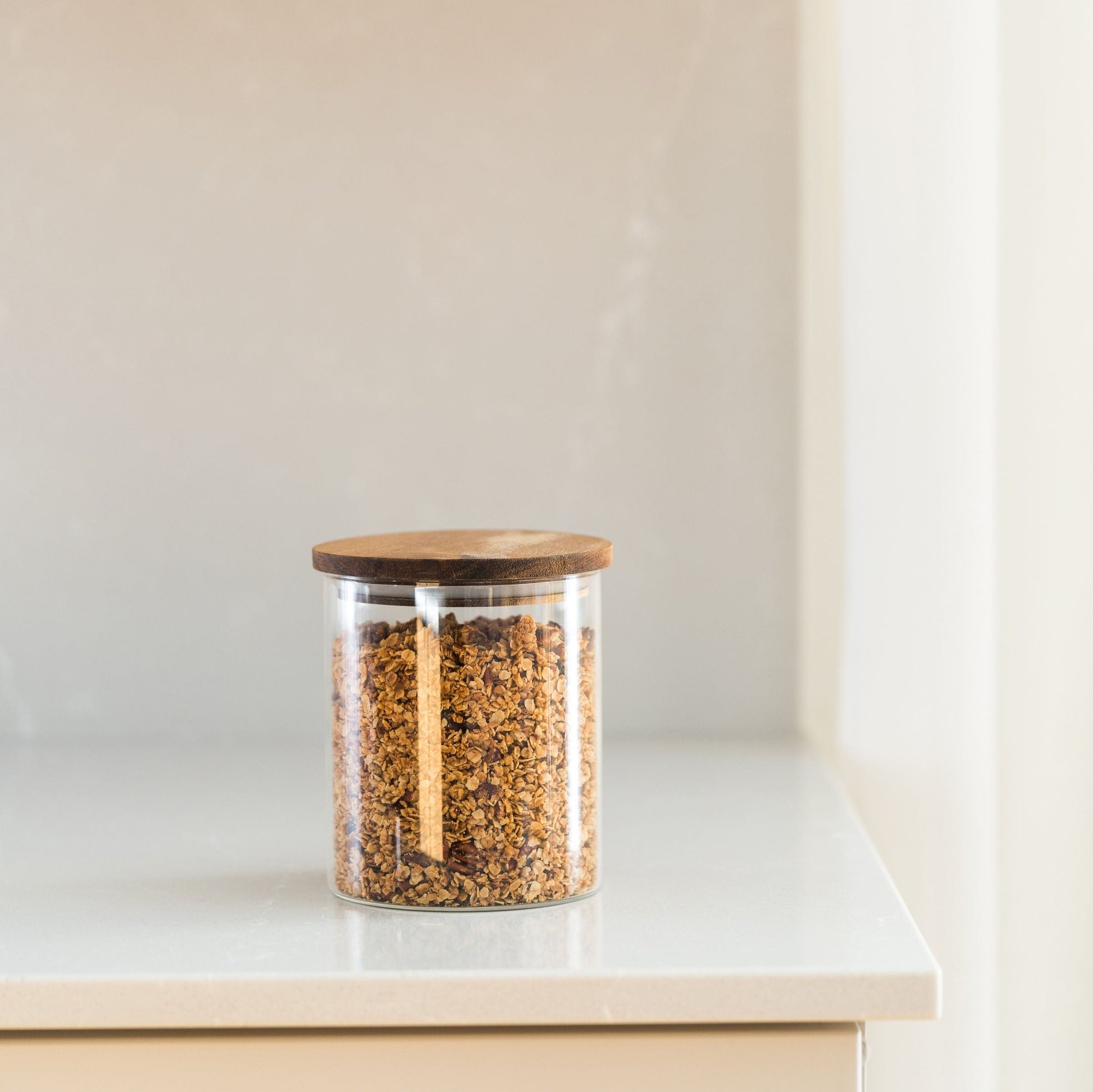 Un bocal en verre OBI sur un comptoir de cuisine bien organisée