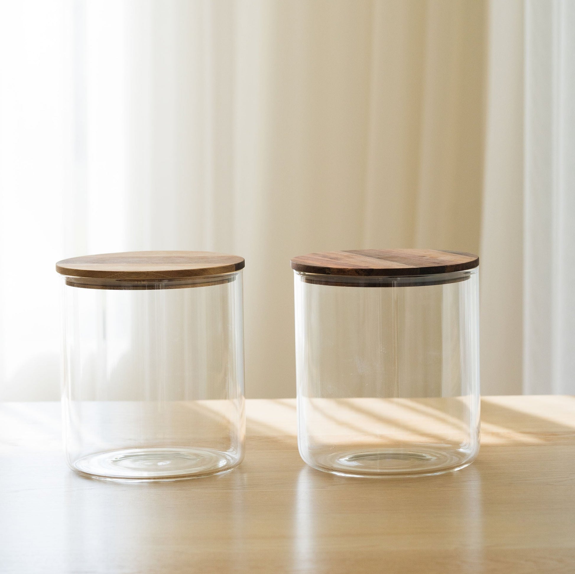 Duo de bocaux en verre OBI sur un comptoir de cuisine bien organisée
