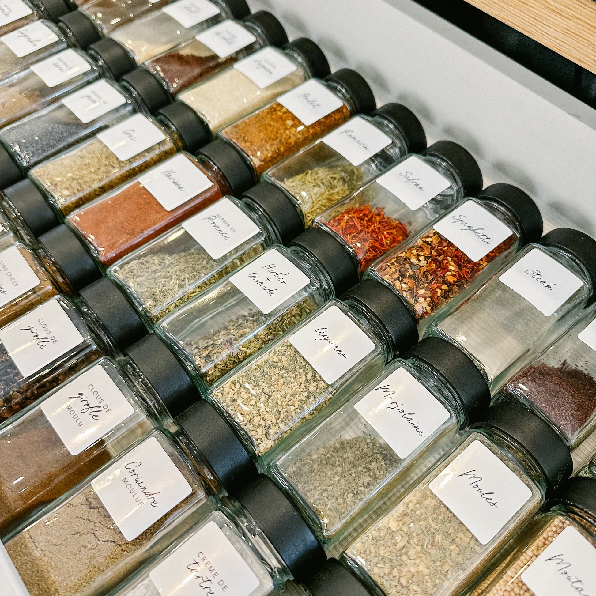 Étiquettes autocollantes OBI pour pots à épices, design clair et lisible pour l'organisation des aliments de la cuisine