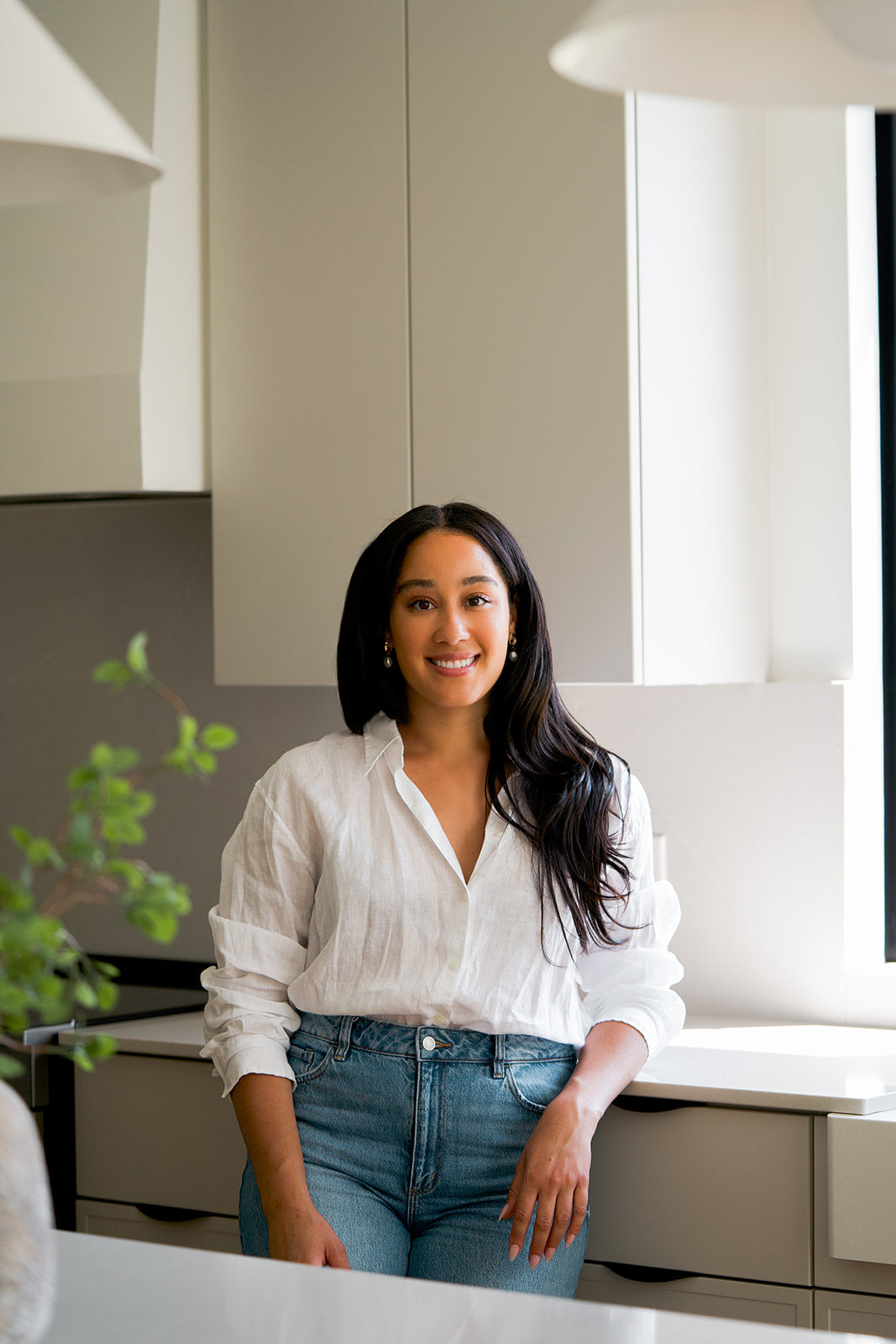 Gabrielle Breton, la fondatrice de OBI Intérieurs prend la pose dans une cuisine moderne.