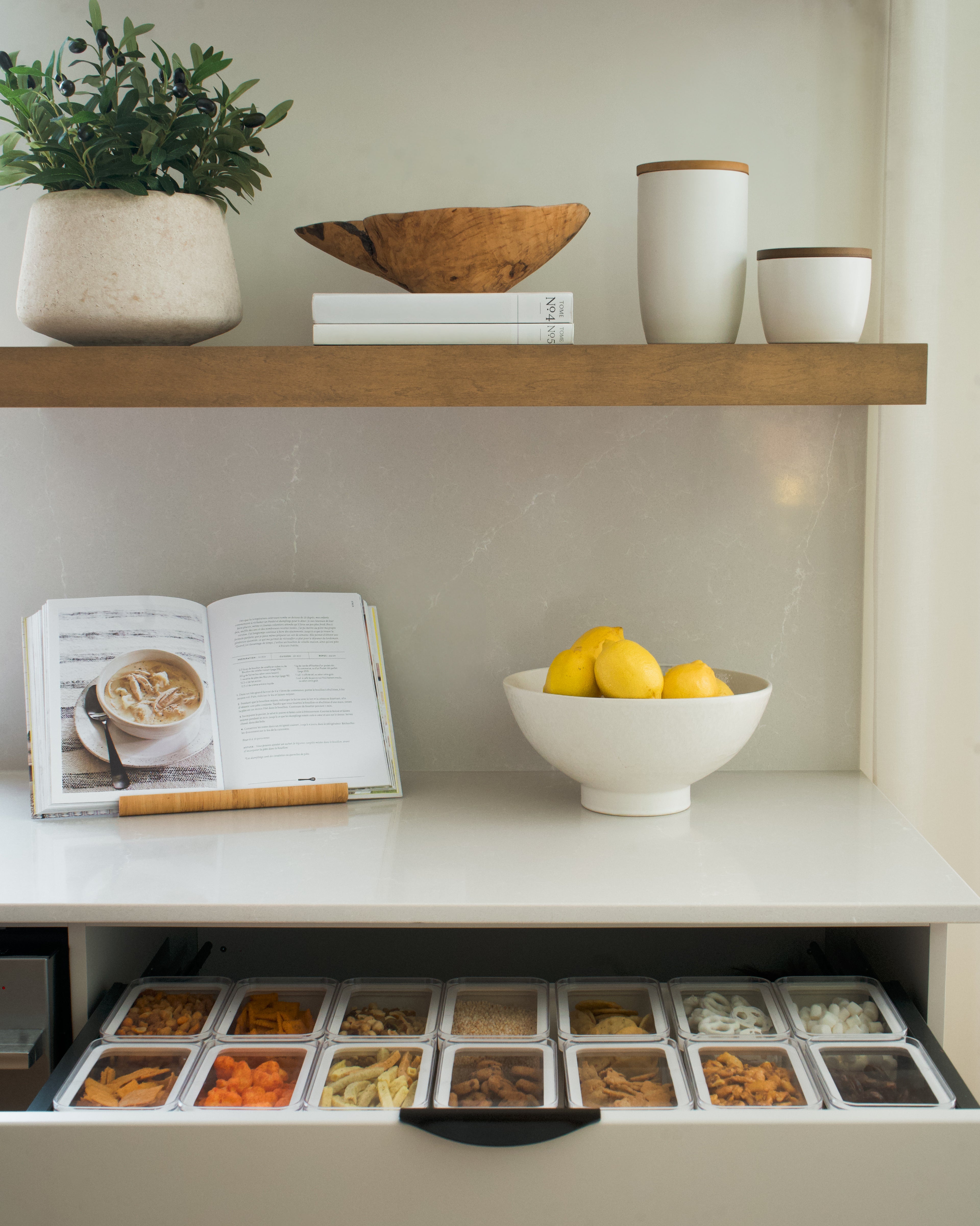Cuisine organisée et fonctionnelle avec rangement de collations dans des tiroirs compartimentés